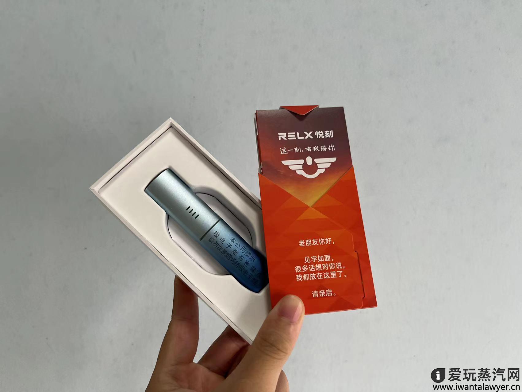 抽拉式包装打开,直接可以看到悦刻给到"老朋友"的一封信,主要内容是